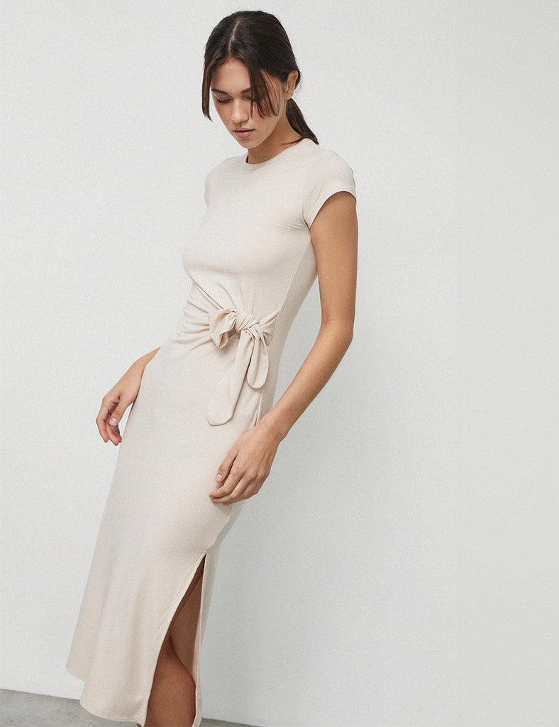 vestido crema abertura mujer verano